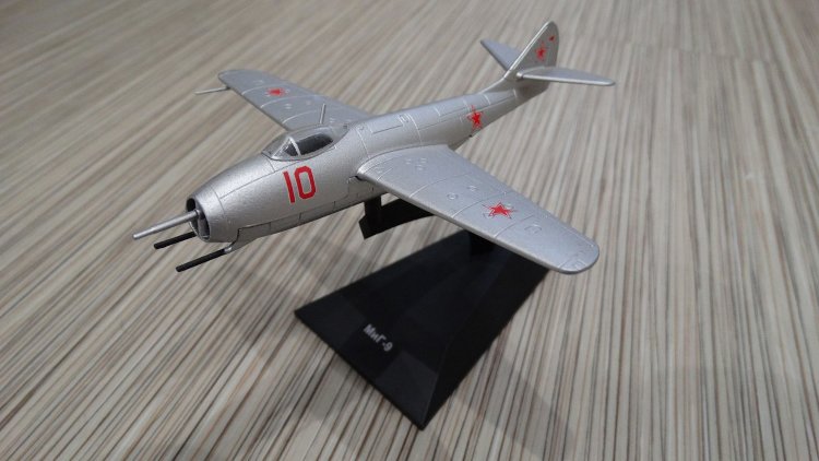 МиГ-9 (1946) серия &quot;Легендарные самолеты&quot; вып.№32 deagostini-avia32(k169)
