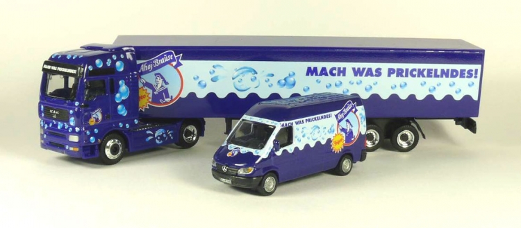 26915_bhz.jpg MAN TG-A Koffersattelzug + Mercedes-Benz Sprinter "AHOJ BRAUSE Set" Производитель: Schuco
Масштаб: 1:87
Артикул: 26915
Материал: металл