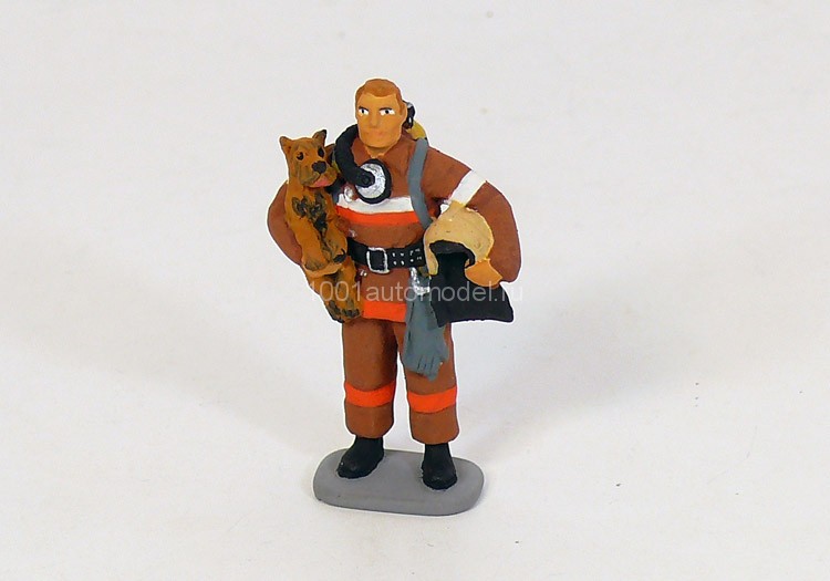 фигурка Пожарник с собачкой на руках AU001-7
