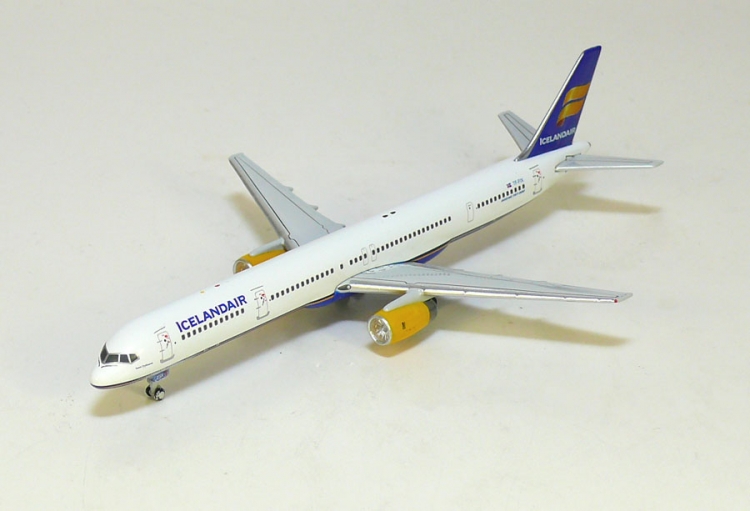 Boeing 757-300 &quot;Icelandair&quot; Производитель: Gemini Jets
Масштаб: 1:400
Артикул: GJICE364

Материал: металл
Limited Edition
