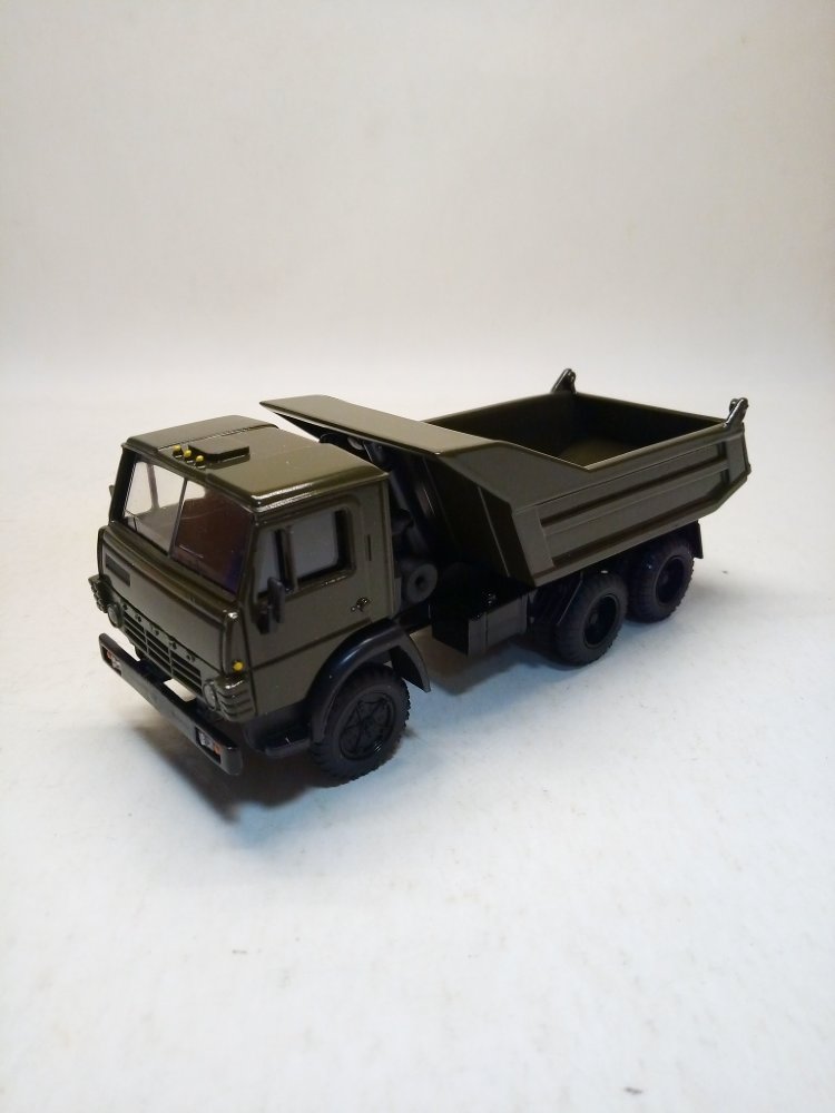 Камский грузовик-55111 самосвал (хаки) E55111-1