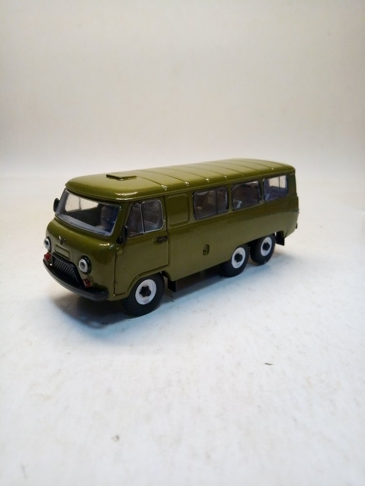 УАЗ-452К автобус трехосный 6х6 (светлый хаки) TTP013-3