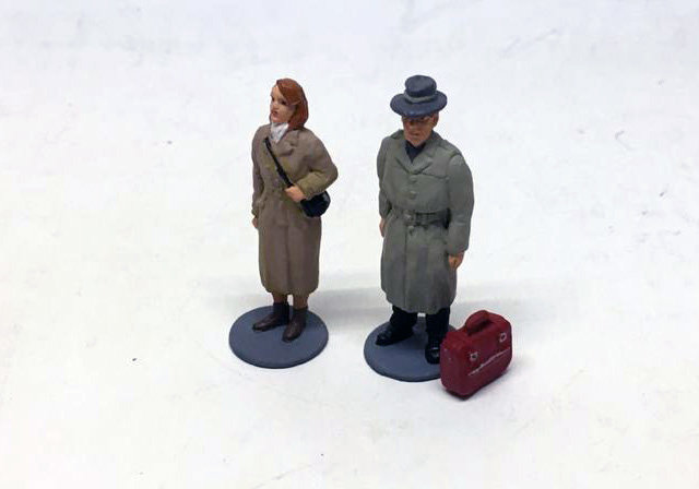 набор фигурок Мужчина с чемоданом + Женщина в плаще AU052-3