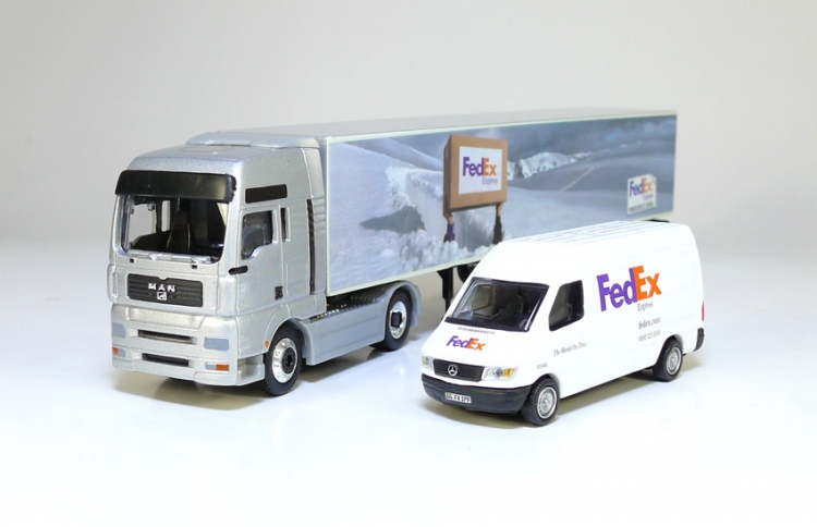 26905_bsz.jpg MAN TG-A Koffersattelzug + Mercedes-Benz Sprinter "FEDEX" Производитель: Schuco
Масштаб: 1:87
Артикул: 26905
Материал: металл