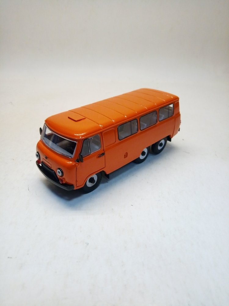 УАЗ-452К автобус трехосный 6х6 (оранжевый) TTP013-9
