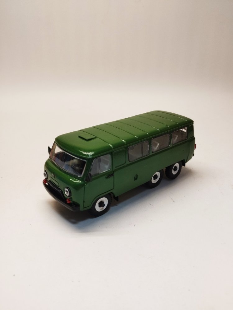 УАЗ-452К автобус трехосный 6х6 (зеленый) TTP013-5