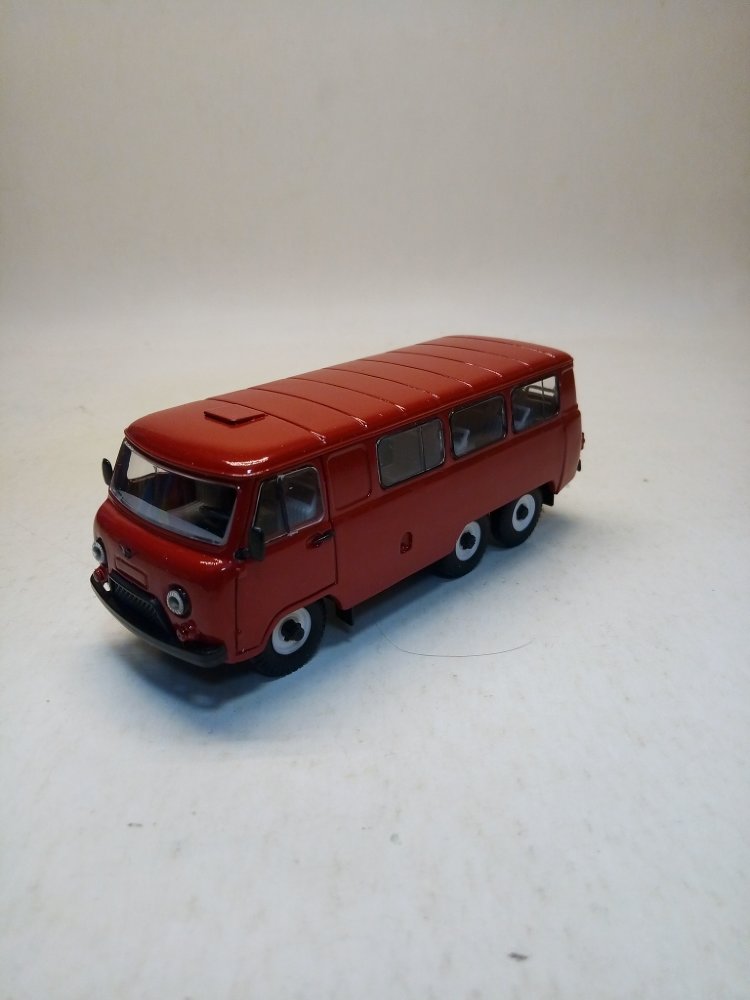 УАЗ-452К автобус трехосный 6х6 (темно-красный) TTP013-11